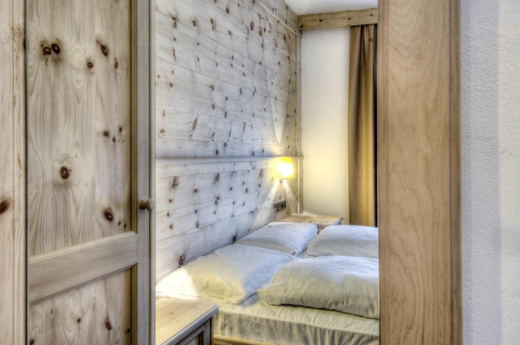 Family And Wellness Residence Ciasa Antersies San Cassiano  Δωμάτιο φωτογραφία