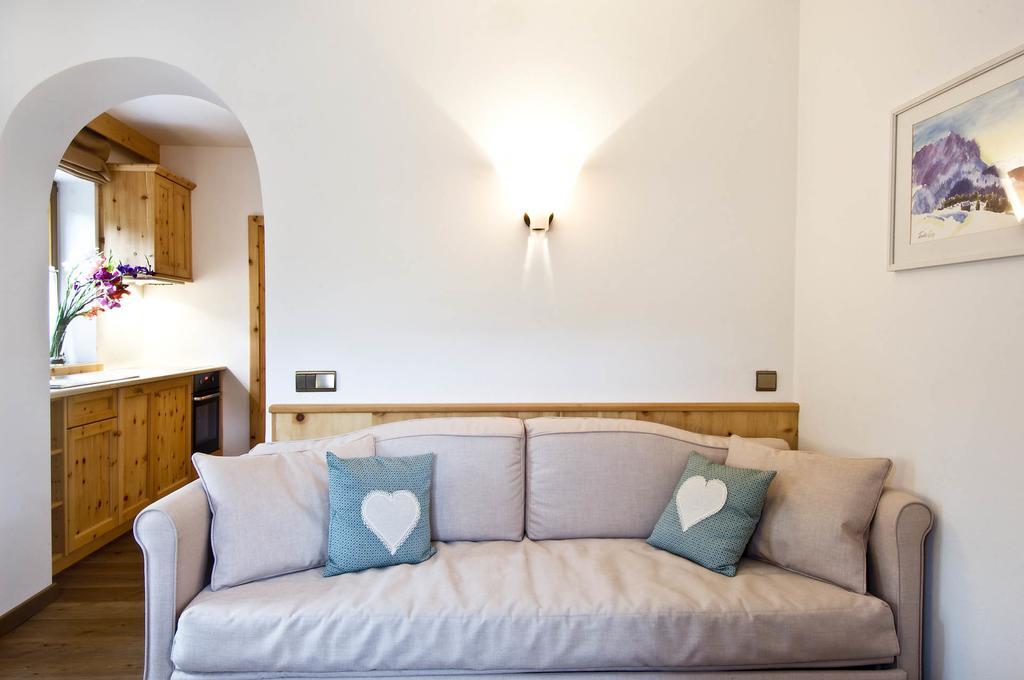 Family And Wellness Residence Ciasa Antersies San Cassiano  Δωμάτιο φωτογραφία