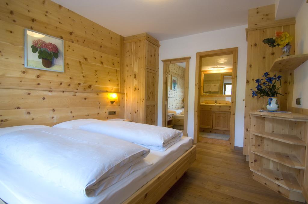 Family And Wellness Residence Ciasa Antersies San Cassiano  Δωμάτιο φωτογραφία
