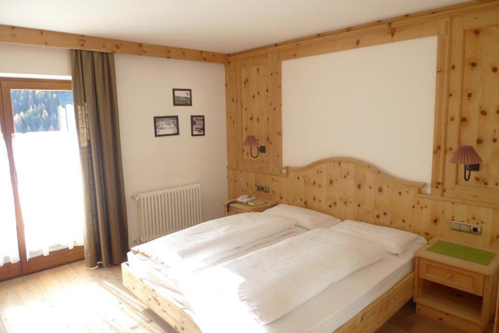 Family And Wellness Residence Ciasa Antersies San Cassiano  Δωμάτιο φωτογραφία