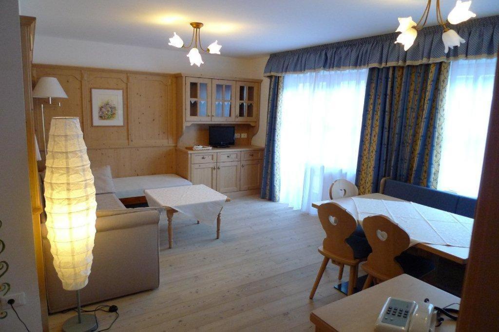 Family And Wellness Residence Ciasa Antersies San Cassiano  Δωμάτιο φωτογραφία