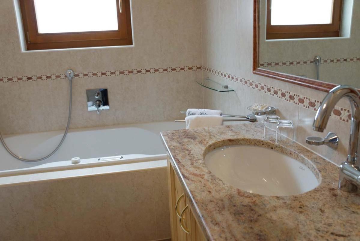 Family And Wellness Residence Ciasa Antersies San Cassiano  Δωμάτιο φωτογραφία